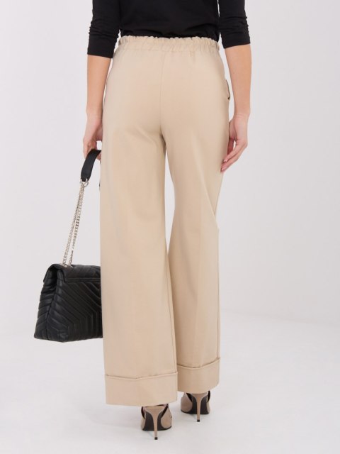 Beżowe spodnie basic w kant z bocznymi kieszeniami