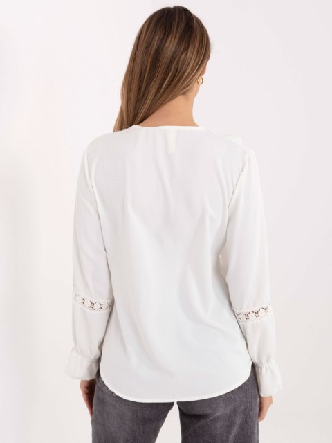 Wizytowa bluzka damska ecru z żabotem i falbaną