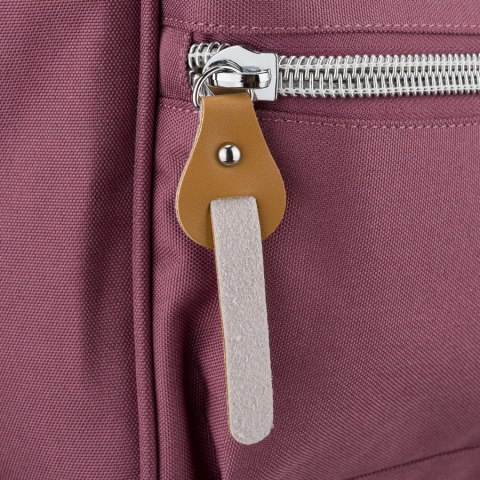 Fioletowy plecak damski z poliestru z miejscem na laptopa i portem USB - Peterson