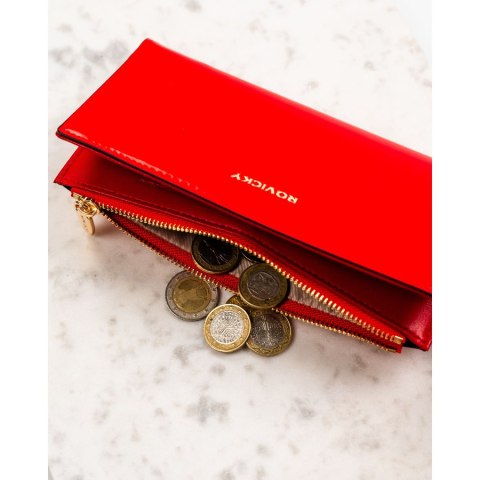 Czerwony, duży portfel damski ze skóry ekologicznej zamykany suwakiem i zatrzaskiem - Rovicky