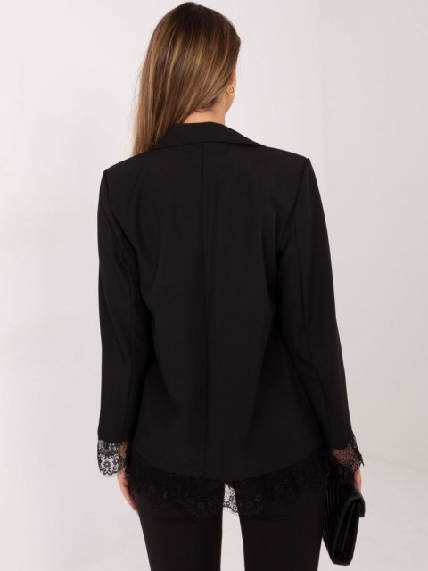 Dopasowany żakiet damski z poduszkami na ramionach podkreślający elegancką sylwetkę