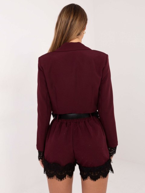 Detal koronkowych nogawek i dżetów w burgundowych szortach damskich