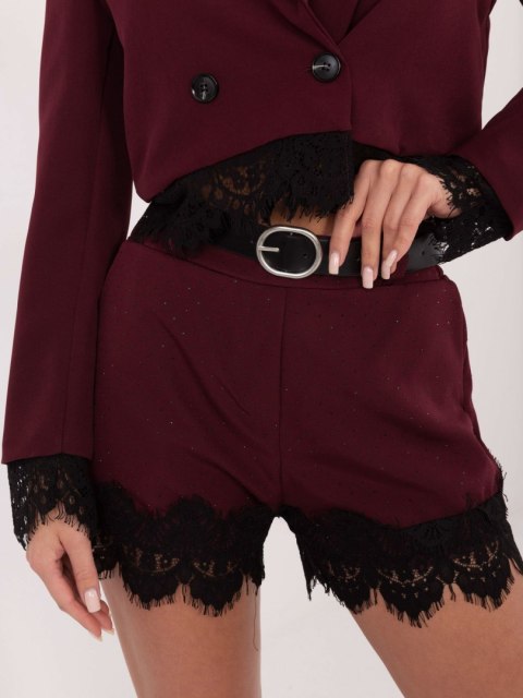 Burgundowe szorty damskie z kieszeniami i szerokimi nogawkami