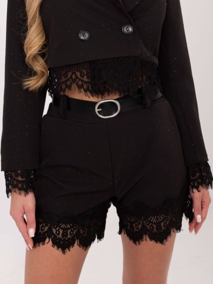 Czarne eleganckie szorty damskie garniturowe z koronką i paskiem – Italy Moda