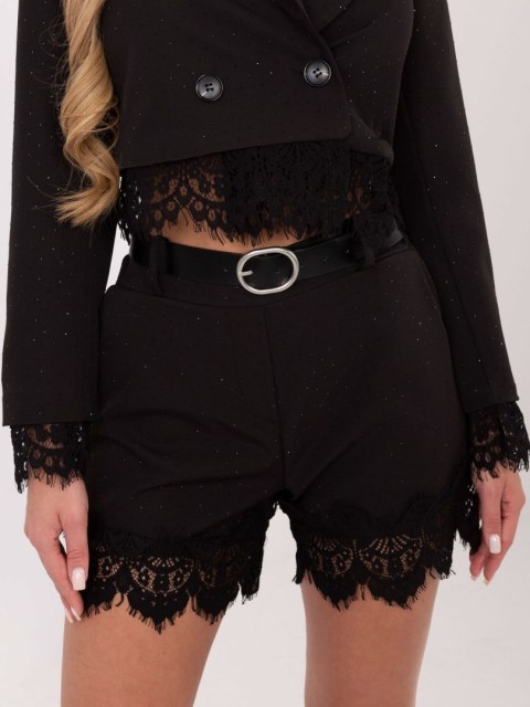 Czarne eleganckie szorty damskie garniturowe z koronkowym wykończeniem