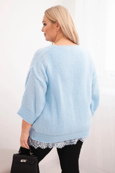 Niebieski komplet damski: sweter z dekoltem V i bluzka wiskozowa z koronkowym dołem – włoska produkcja