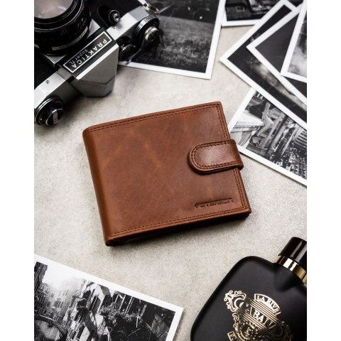 Brązowy, skórzany portfel męski wyposażony w system RFID i zamykany zatrzaskiem - Peterson