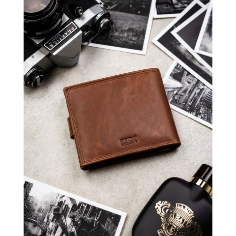 Brązowy, skórzany portfel męski wyposażony w system RFID i zamykany zatrzaskiem - Peterson