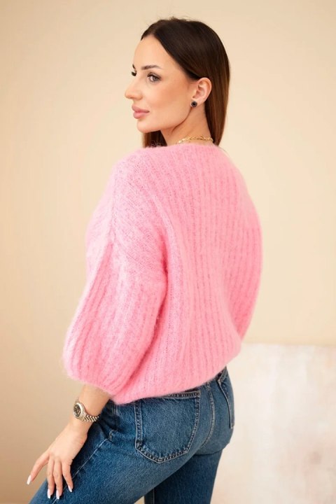 Miękki i puszysty sweter damski różowy o luźnym fasonie