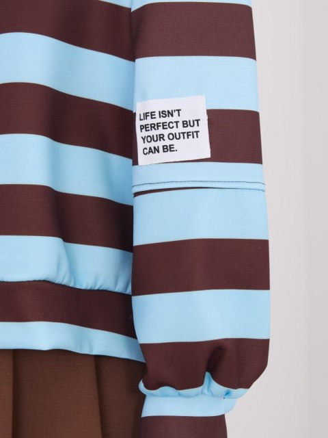 Jasnoniebieska bluza damska z wiskozy oversize z naszywką