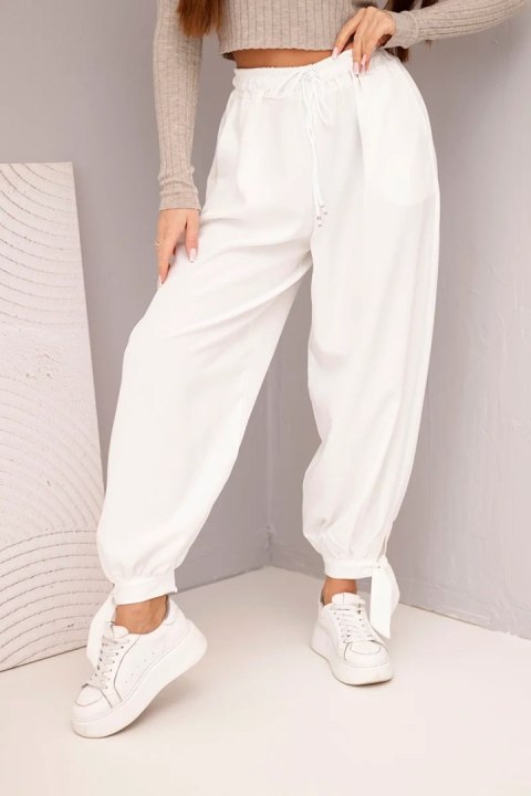 Białe spodnie damskie z szeroką nogawką i elastycznym pasem