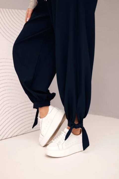 Włoskie spodnie damskie z szeroką nogawką w kolorze granatowym