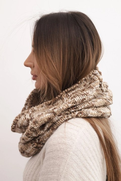 Wełniany komin damski camelowy – ciepły szalik na zimę