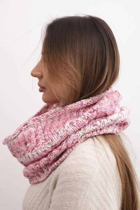 Wełniany komin damski jasnoróżowy – ciepły szalik na zimę