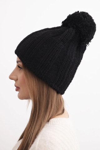 Czarna czapka zimowa damska z pomponem Idalia K284 – podszyta polarem