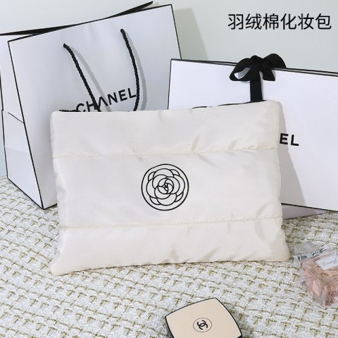 Kosmetyczka damska pikowana duża, wodoodporna biała 22 x 31cm KS144B