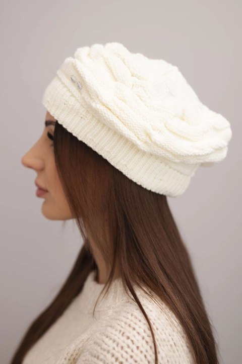 Ciepła czapka damska ecru z naturalnej wełny – polska produkcja K399