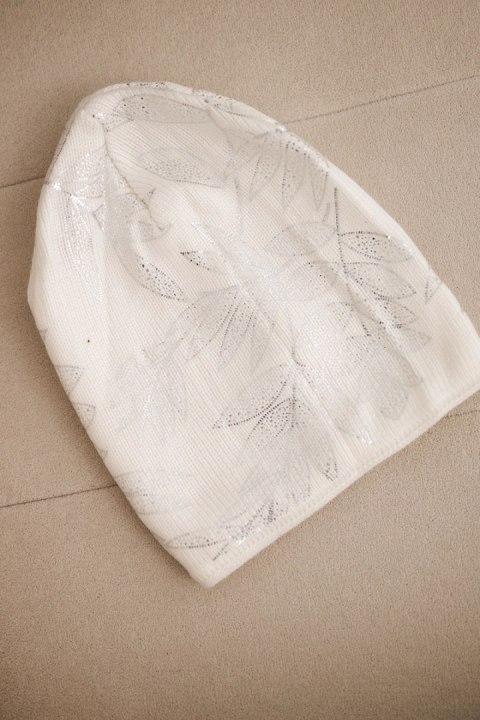 Stylowa biała czapka damska zimowa z delikatnym połyskiem – model K502