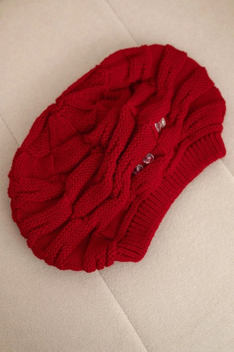 Stylowa czerwona czapka damska z elastycznym wykończeniem i kryształkami