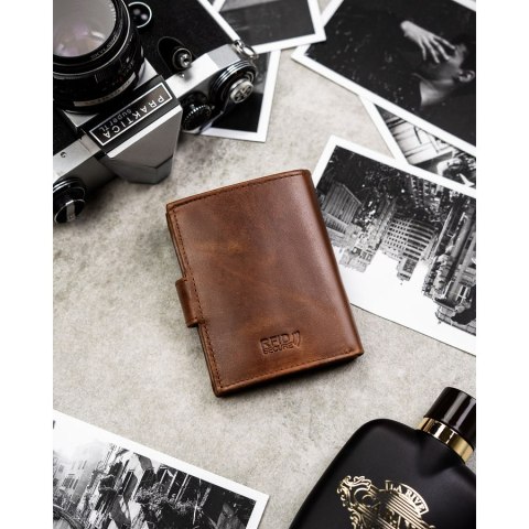 Jasnobrązowy portfel męski ze skóry naturalnej wyposażony w system RFID, zamykany zatrzaskiem - Peterson