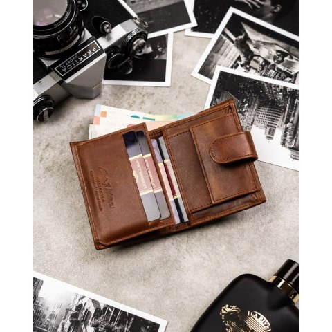 Jasnobrązowy portfel męski ze skóry naturalnej wyposażony w system RFID, zamykany zatrzaskiem - Peterson