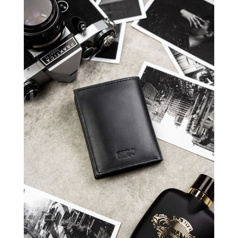 Pionowy, czarny portfel męski ze skóry naturalnej wyposażony w system RFID - Peterson