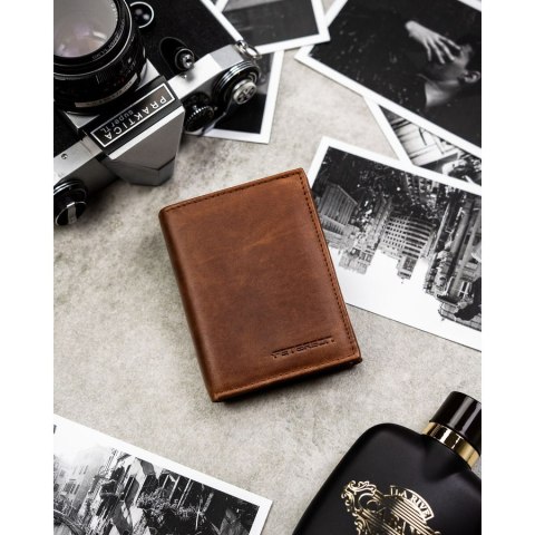 Pionowy, jasnobrązowy portfel męski ze skóry naturalnej wyposażony w system RFID - Peterson