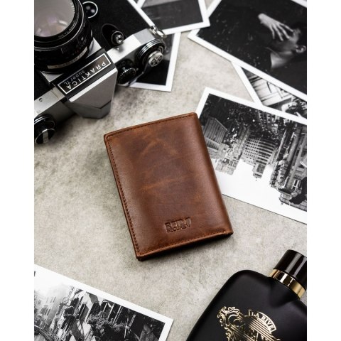 Pionowy, jasnobrązowy portfel męski ze skóry naturalnej wyposażony w system RFID - Peterson