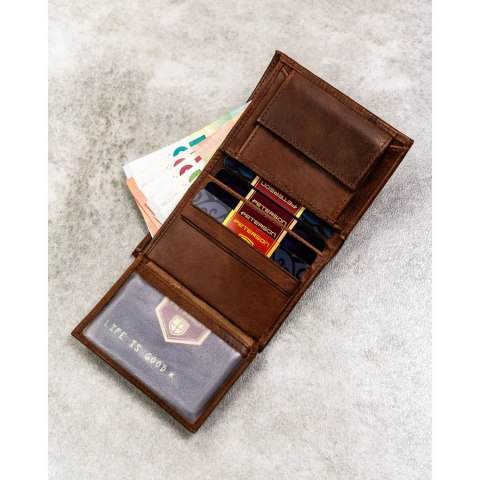 Pionowy, jasnobrązowy portfel męski ze skóry naturalnej wyposażony w system RFID - Peterson