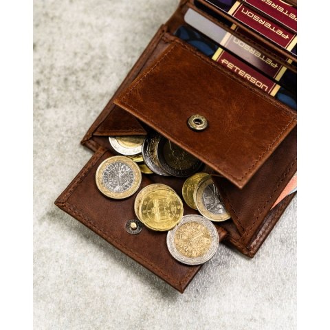 Pionowy, jasnobrązowy portfel męski ze skóry naturalnej wyposażony w system RFID - Peterson