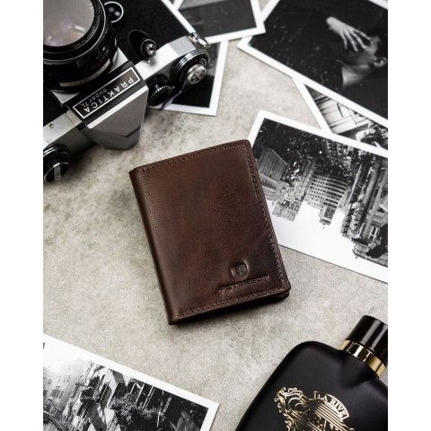 Pionowy portfel męski ze skóry naturalnej w brązowym kolorze, model bez zapięcia zewnętrznego - Peterson