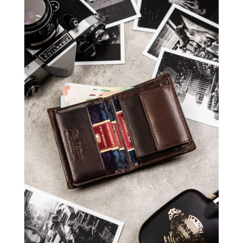 Pionowy portfel męski ze skóry naturalnej w brązowym kolorze, model bez zapięcia zewnętrznego - Peterson