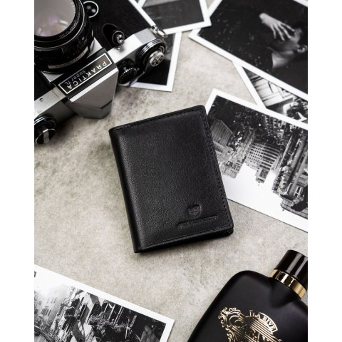 Pionowy portfel męski ze skóry naturalnej w czarnym kolorze, model bez zapięcia zewnętrznego - Peterson