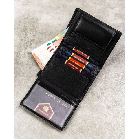 Pionowy portfel męski ze skóry naturalnej w czarnym kolorze, model bez zapięcia zewnętrznego - Peterson