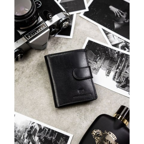 Portfel męski ze skóry naturalnej w czarnym kolorze, model zamykany zatrzaskiem - Peterson