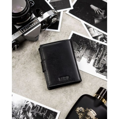 Portfel męski ze skóry naturalnej w czarnym kolorze, model zamykany zatrzaskiem - Peterson