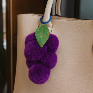 Puchaty Brelok do Kluczy Winogrono Fioletowe z Pomponów