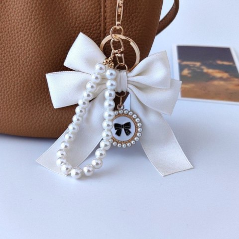 Brelok do kluczy z kremową KOKARDĄ i perłami BRL362K