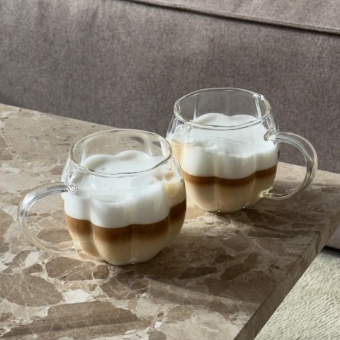 Szklanka do kawy latte z falowanymi ściankami i uchem