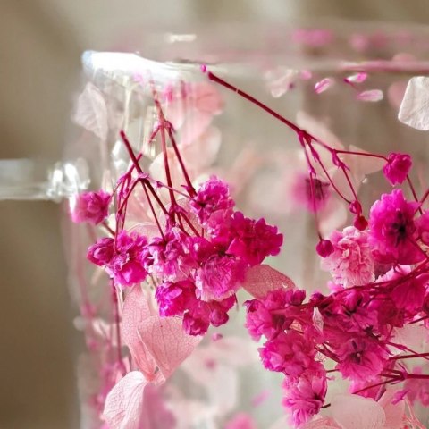 Elegancka szklanka termiczna z podwójną ścianką i różowymi kwiatami