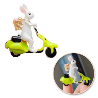 Broszka ozdobna króliczek z jajeczkami na skuterze BZ193