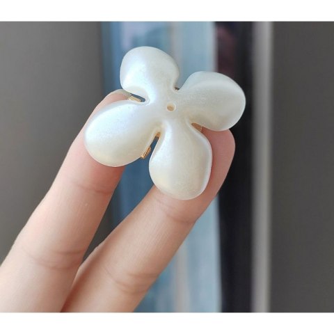 Aplikacja kwiatowa do sukienki, swetra lub bluzki – stylowy dodatek