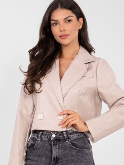 Beżowa krótka marynarka damska z ekoskóry RUE PARIS – dwurzędowy żakiet casual