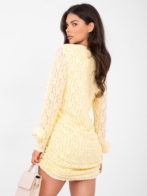 Jasnożółta sukienka koronkowa ITALY MODA na modelce
