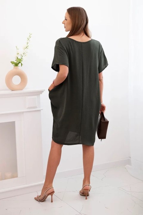 Sukienka z kieszeniami i wisiorkiem khaki