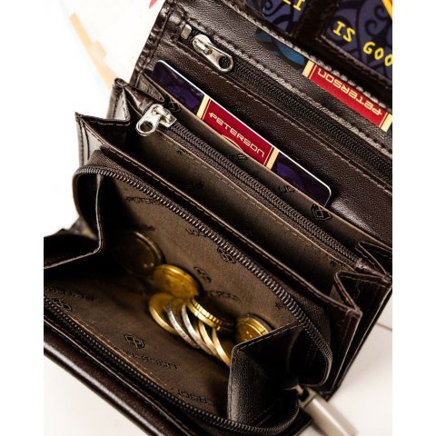 Portfel damski w brązowym kolorze zamykany na zatrzask, wyposażony w system RFID - Peterson