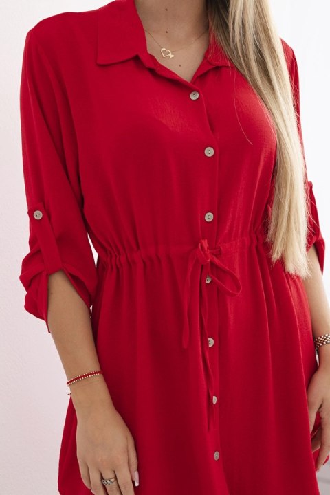 Czerwona sukienka wiązana w talii, fason koszulowy