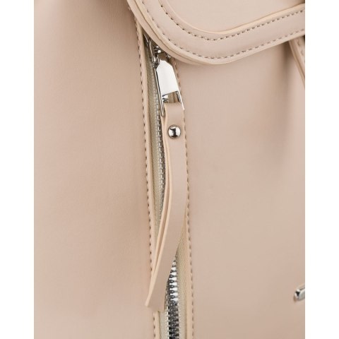 Beżowy, niewielki plecak damski ze skóry ekologicznej wyposażony w nóżki ochronne - Rovicky