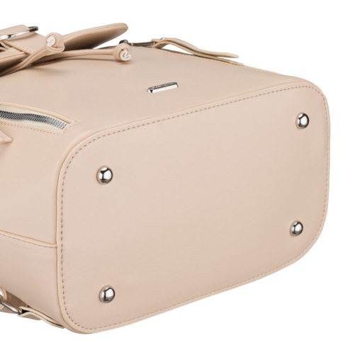 Beżowy, niewielki plecak damski ze skóry ekologicznej wyposażony w nóżki ochronne - Rovicky