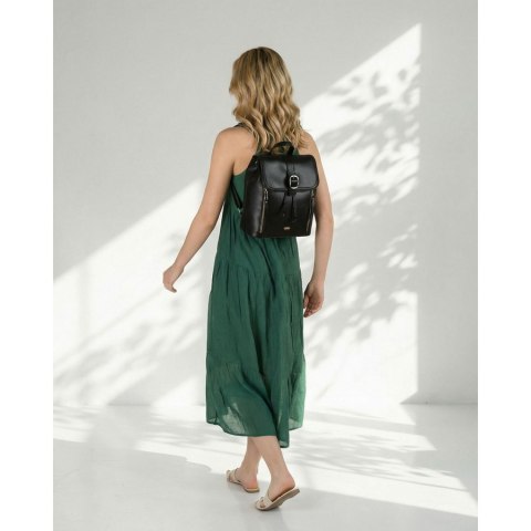 Czarny, niewielki plecak damski ze skóry ekologicznej wyposażony w nóżki ochronne - Rovicky